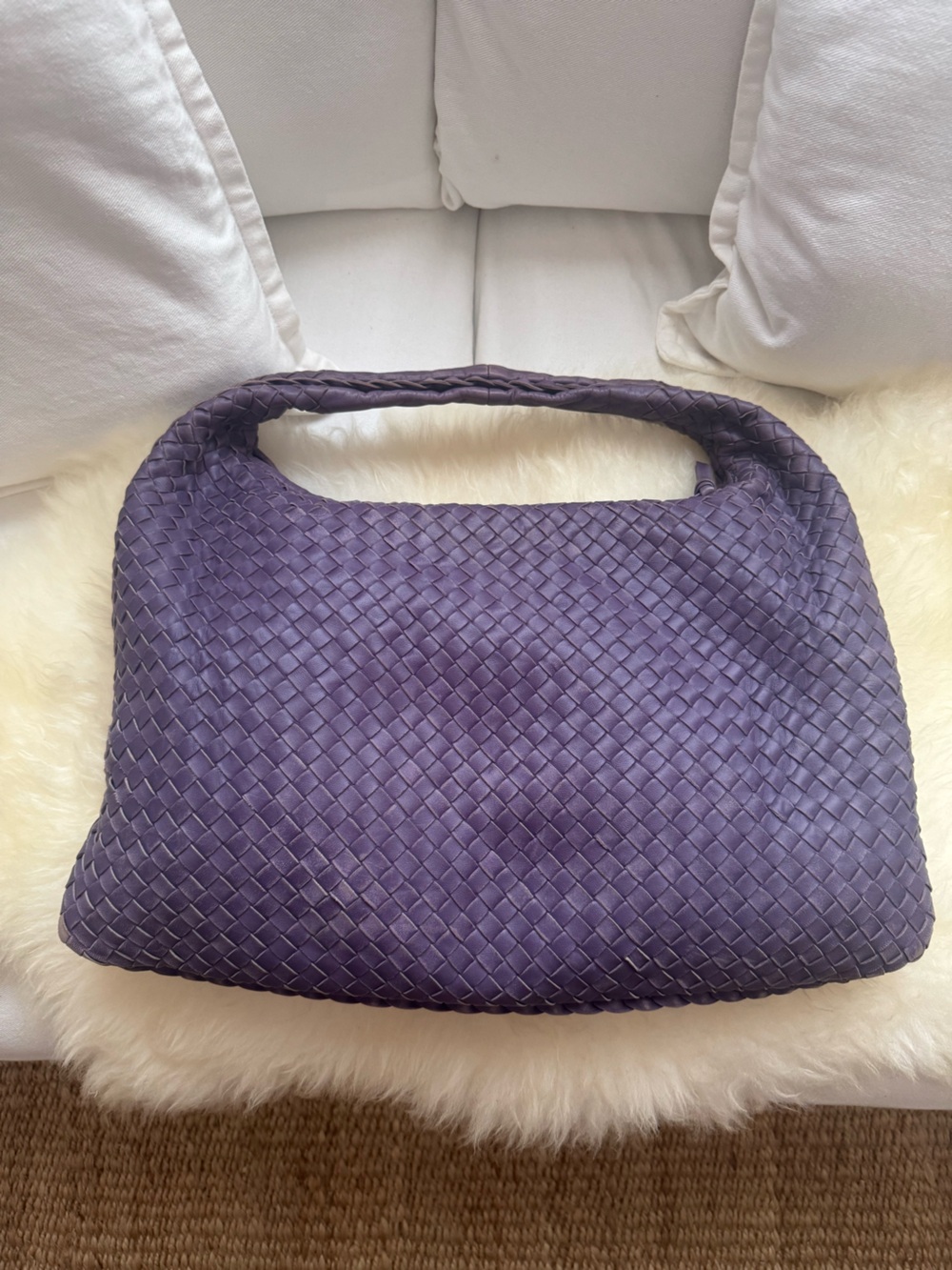Bottega Veneta, a purple intrecciato leather hobo bag. - Picture 2 of 9